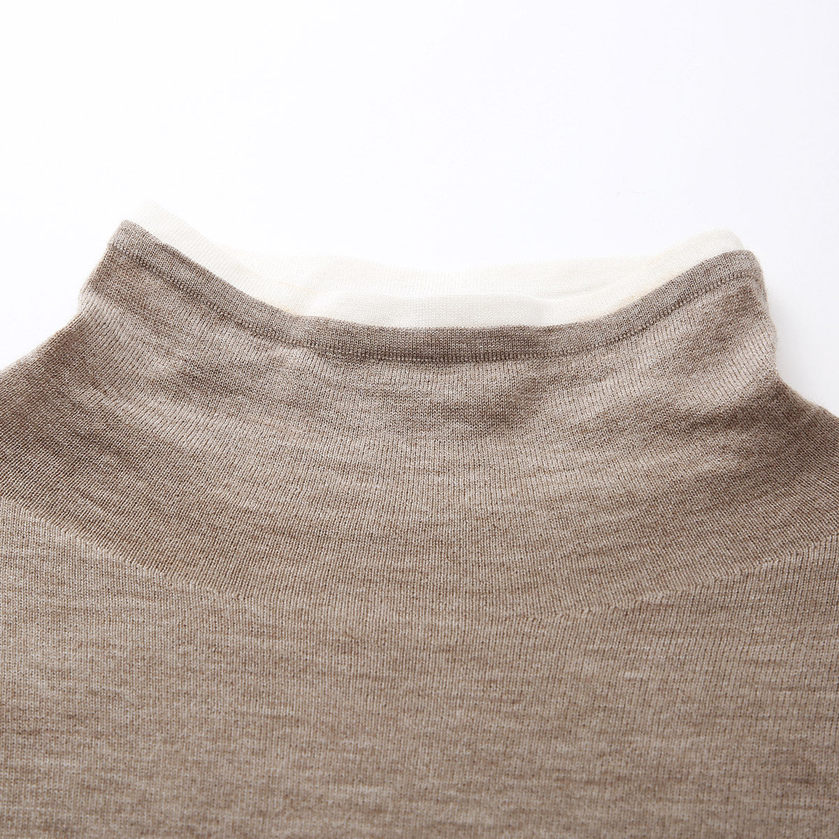 100% Wool Elegant Lightweight Turtleneck Sweater