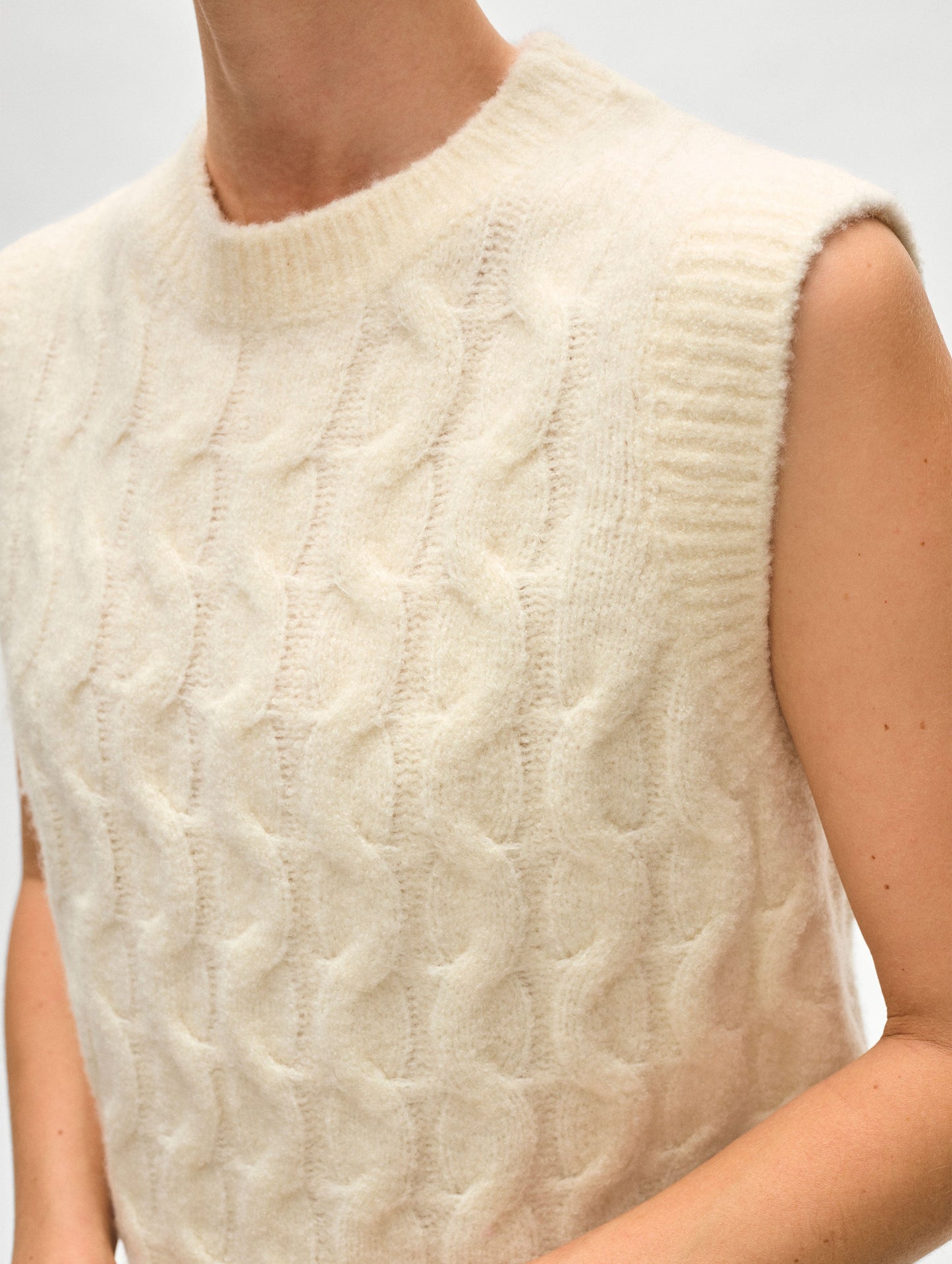 Merino Cashmere Bouclé Cable Vest