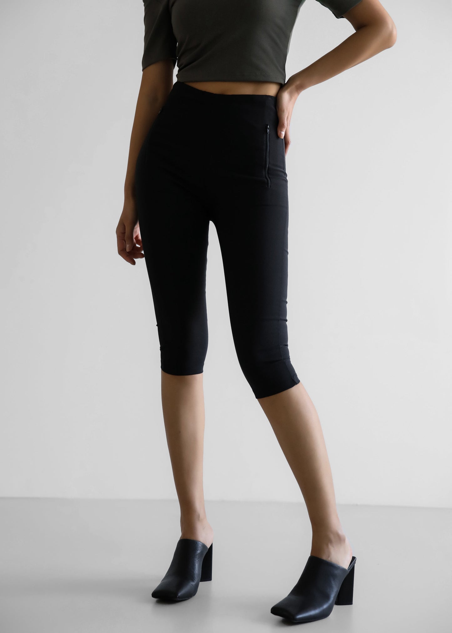 Desara Capri Leggings - Black