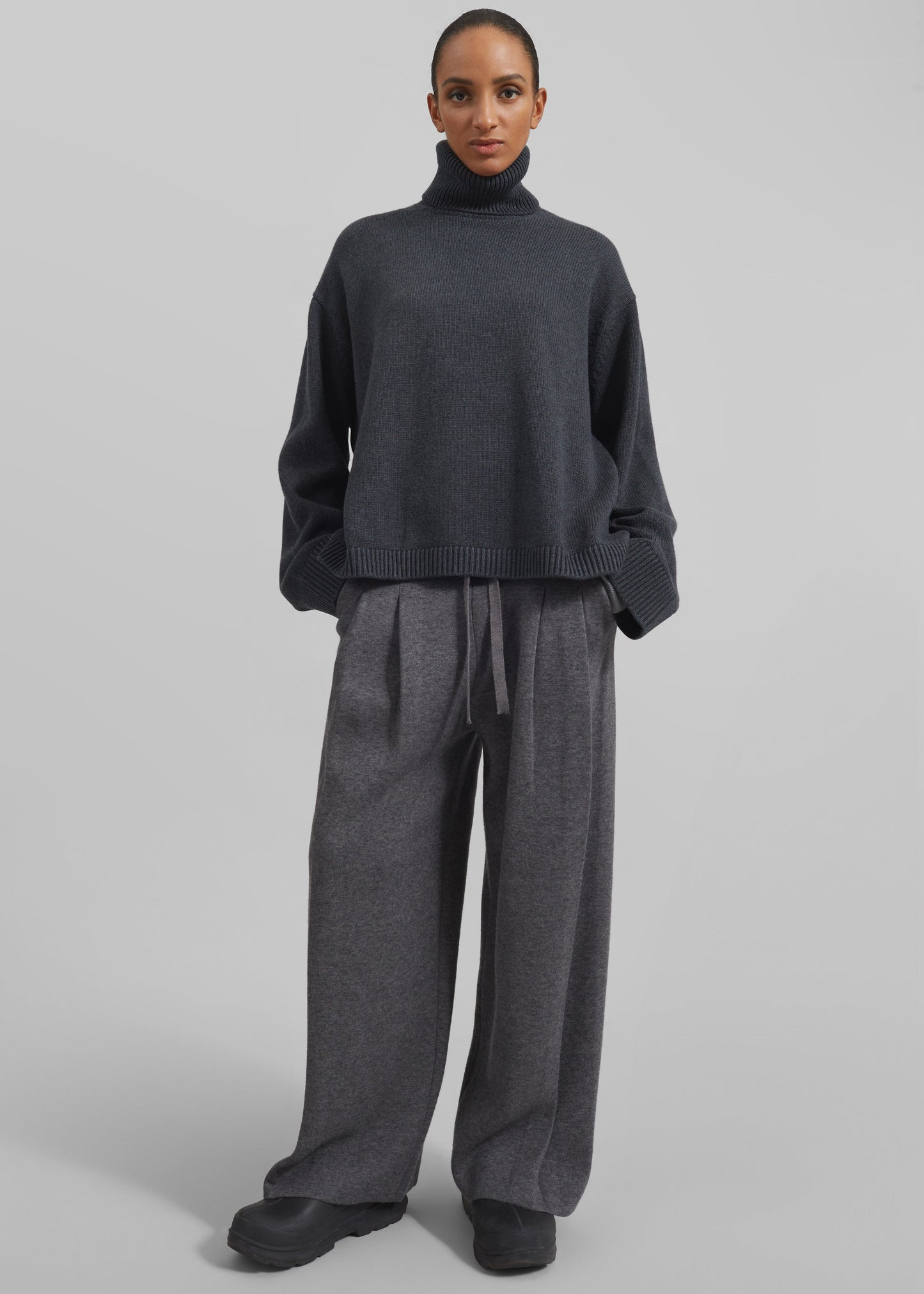 Holkham Pleated Knit Pants - Dark Grey