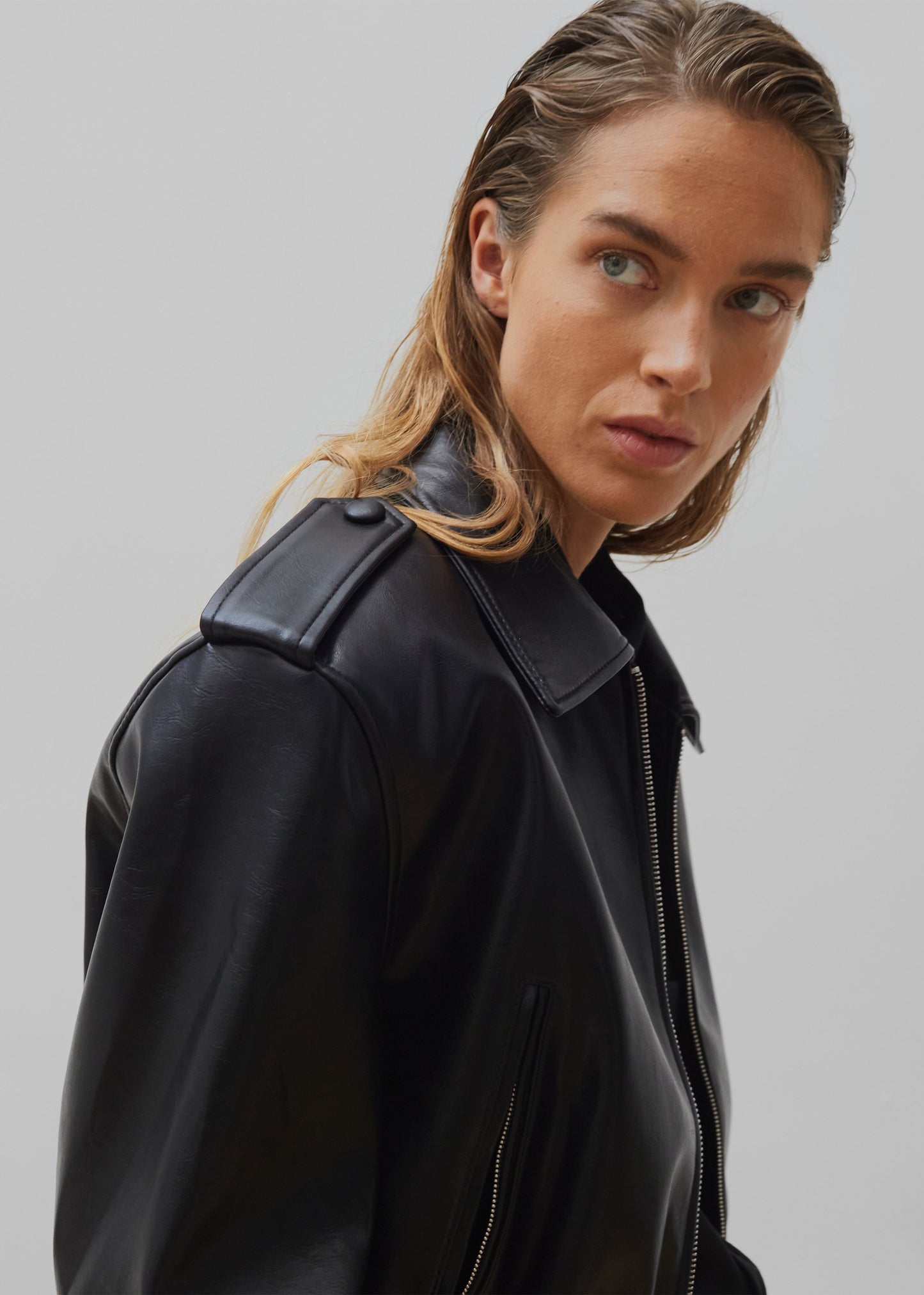 Kaia Cropped Bomber - Black