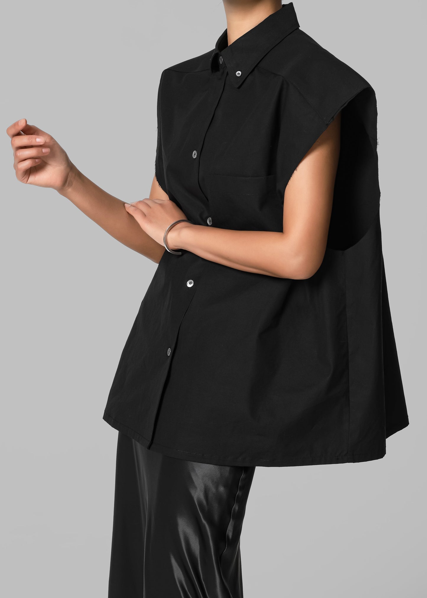 Rae Sleeveless Button Down Shirt - Black