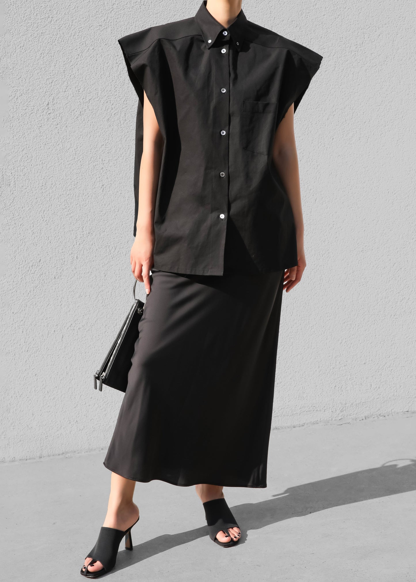 Rae Sleeveless Button Down Shirt - Black