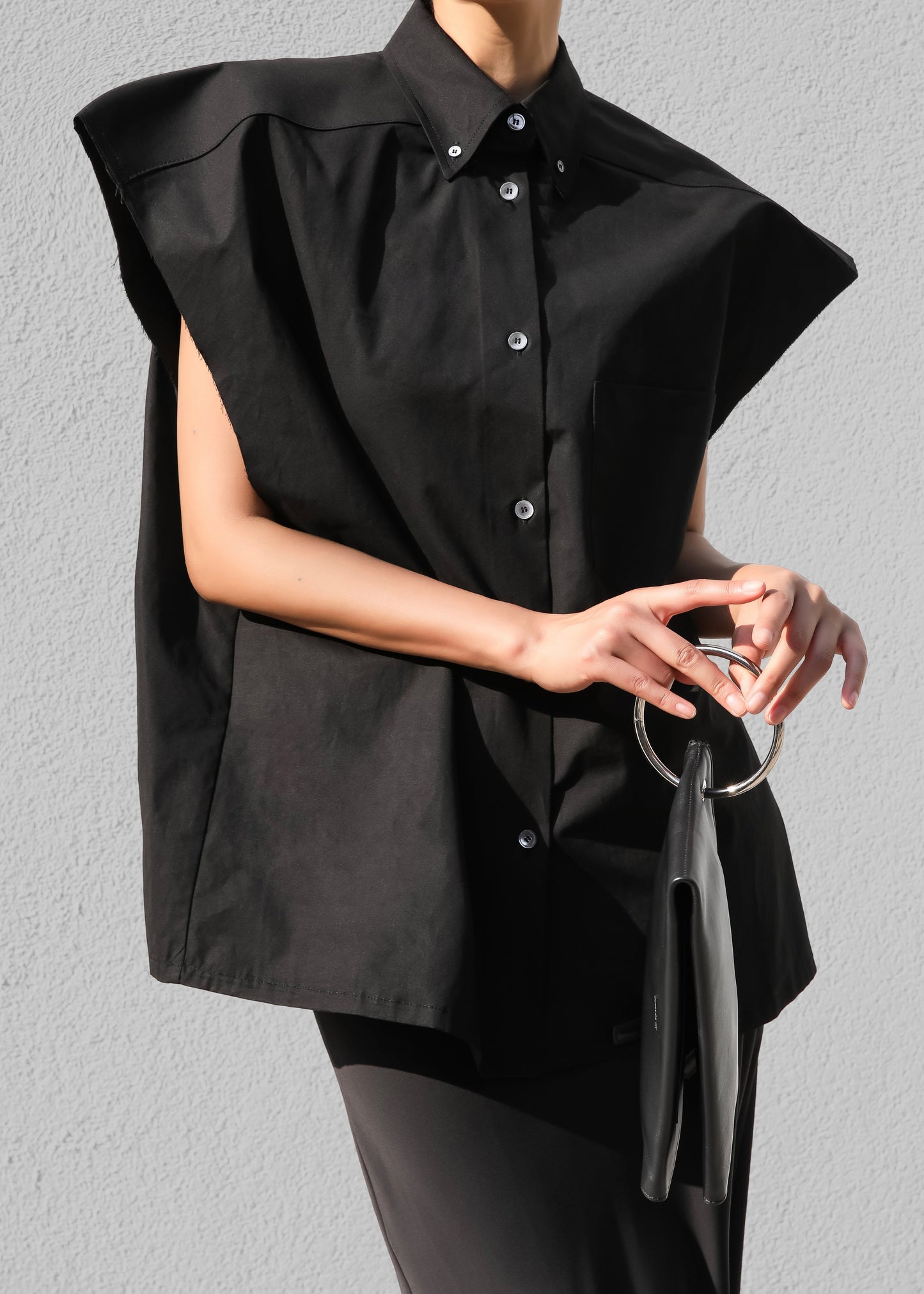 Rae Sleeveless Button Down Shirt - Black